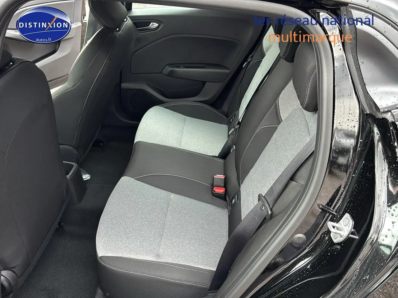 Vue intérieure côté droit sur la banquette arrière bi-ton grise et noire de la Renault Clio V noire 2025.
