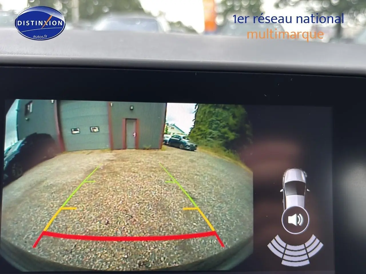 Vue caméra de recul de la Renault Clio V noire montrant l'arrière avec guidage de trajectoire et capteurs de stationnement.