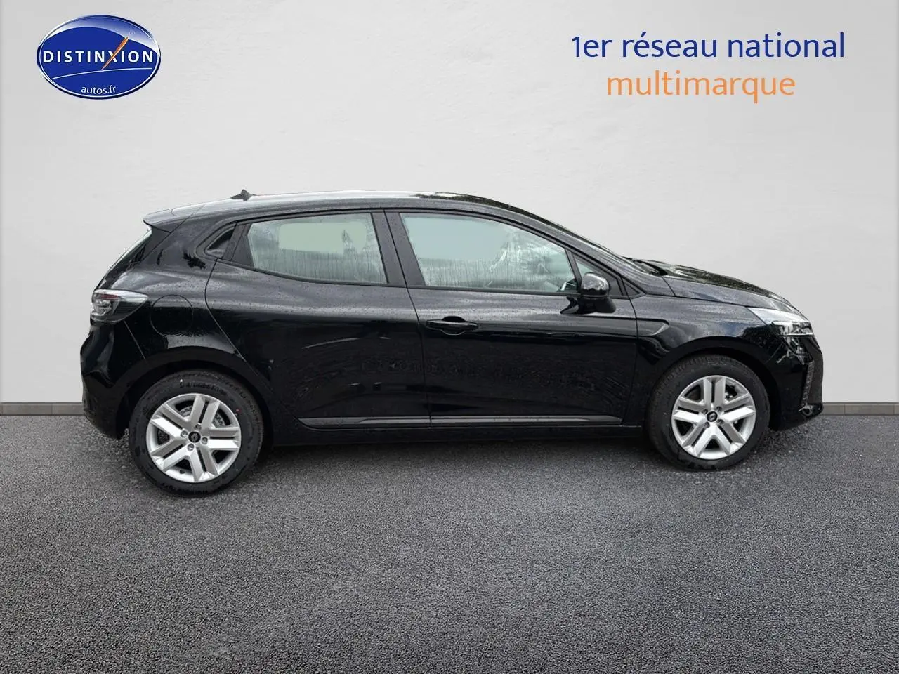 Profil côté gauche de la Renault Clio V noire 2025 avec jantes argentées et becquet arrière discret.