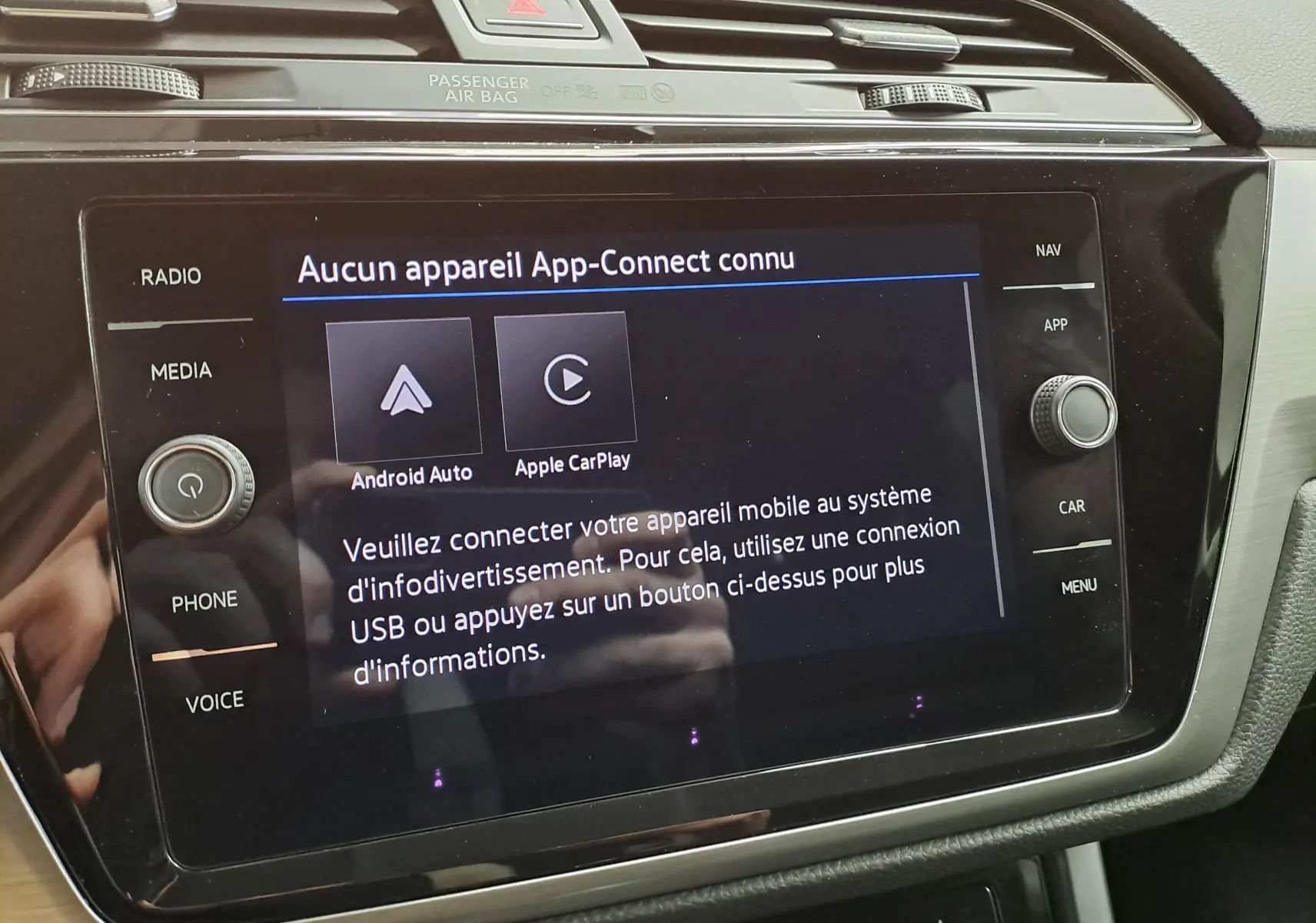 Écran tactile central du Volkswagen Touran 2025 affichant la connexion Android Auto et Apple CarPlay, entouré de commandes noires.