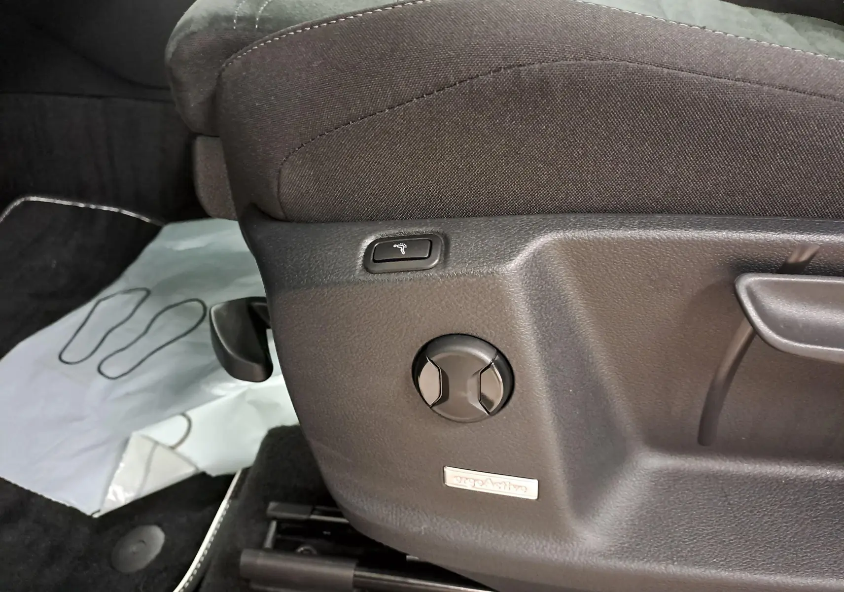 Détail du côté gauche du siège avant noir Alcantara ergoActive du Volkswagen Touran 2025 avec commandes de réglage.