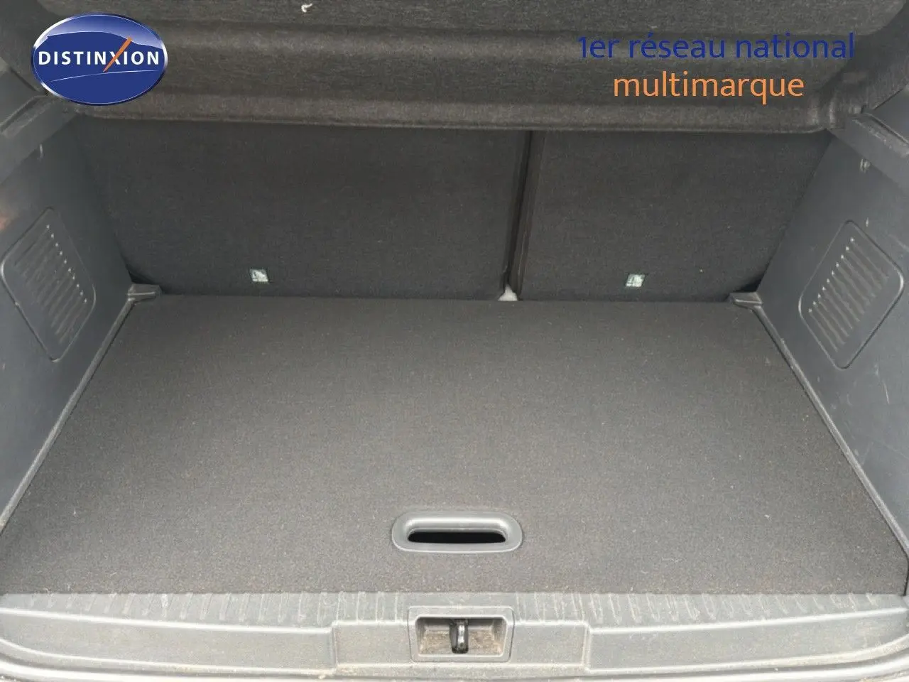 Coffre vide de Renault Captur gris Cassiopée, vue intérieure arrière montrant le plancher et les parois du coffre.