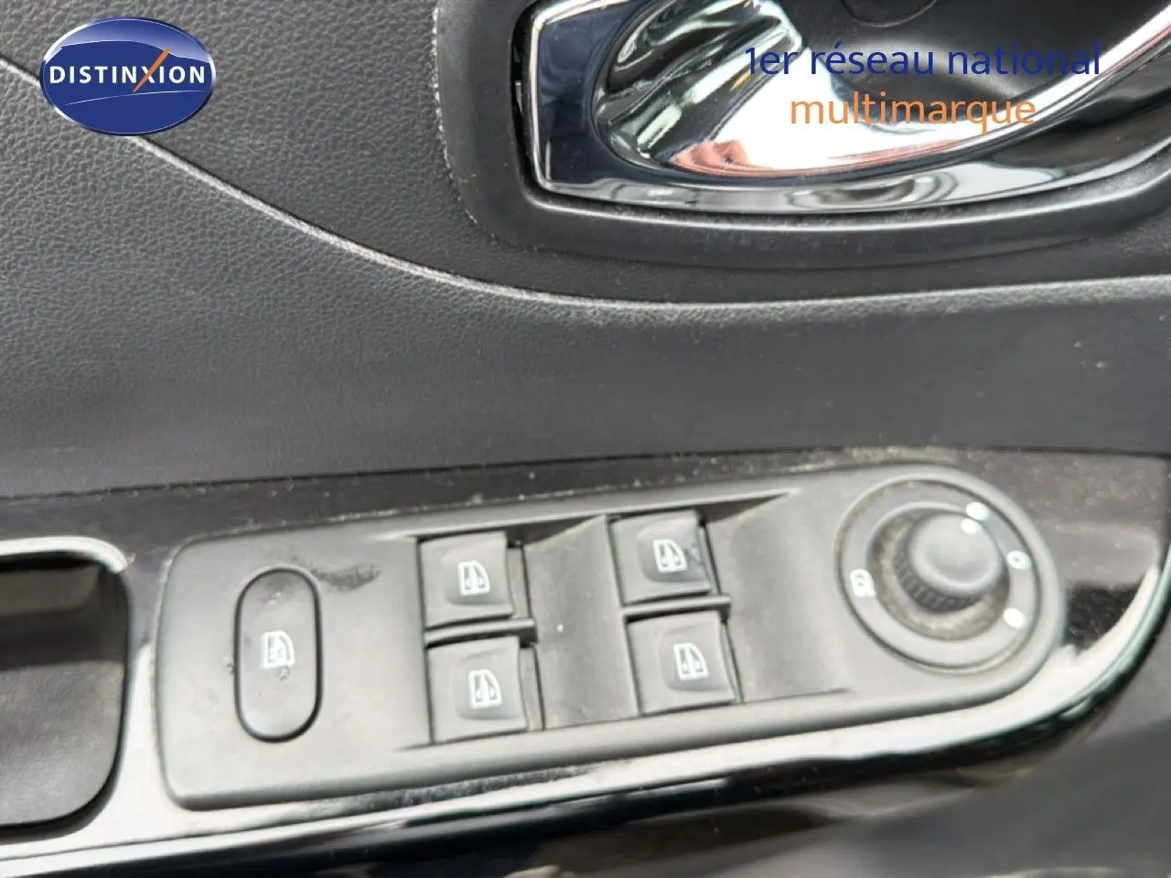 Gros plan sur les commandes de lève-vitres et rétroviseurs côté conducteur d'une Renault Captur gris Cassiopée toit noir.