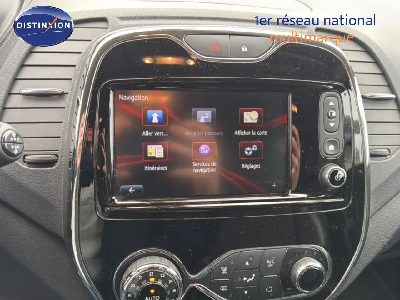 Tableau de bord noir brillant de Renault Captur 2016 avec écran tactile de navigation et commandes de climatisation.