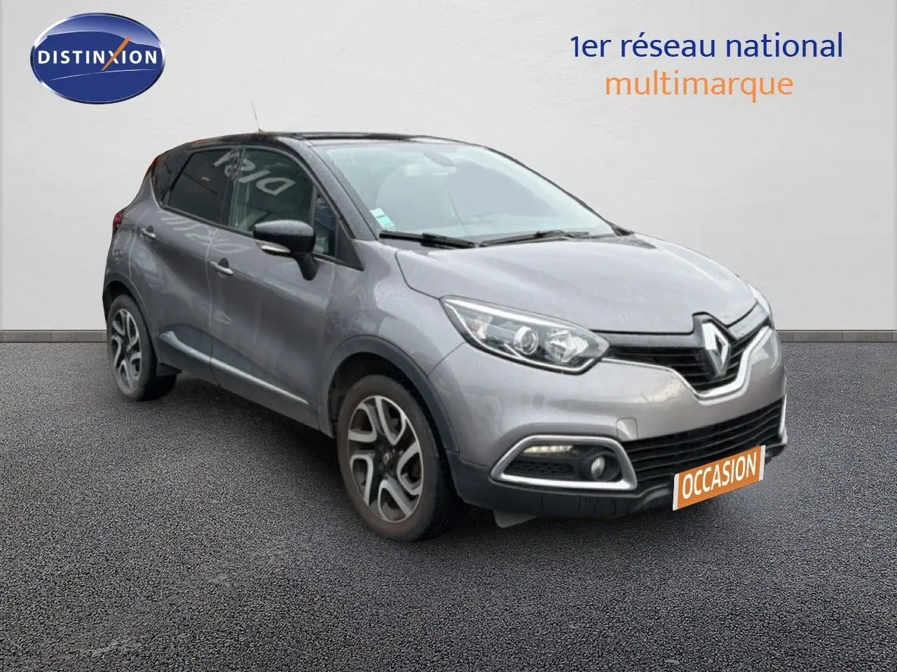 Renault Captur gris Cassiopée 3/4 avant droit avec toit noir étoilé et jantes alliage 17 pouces.
