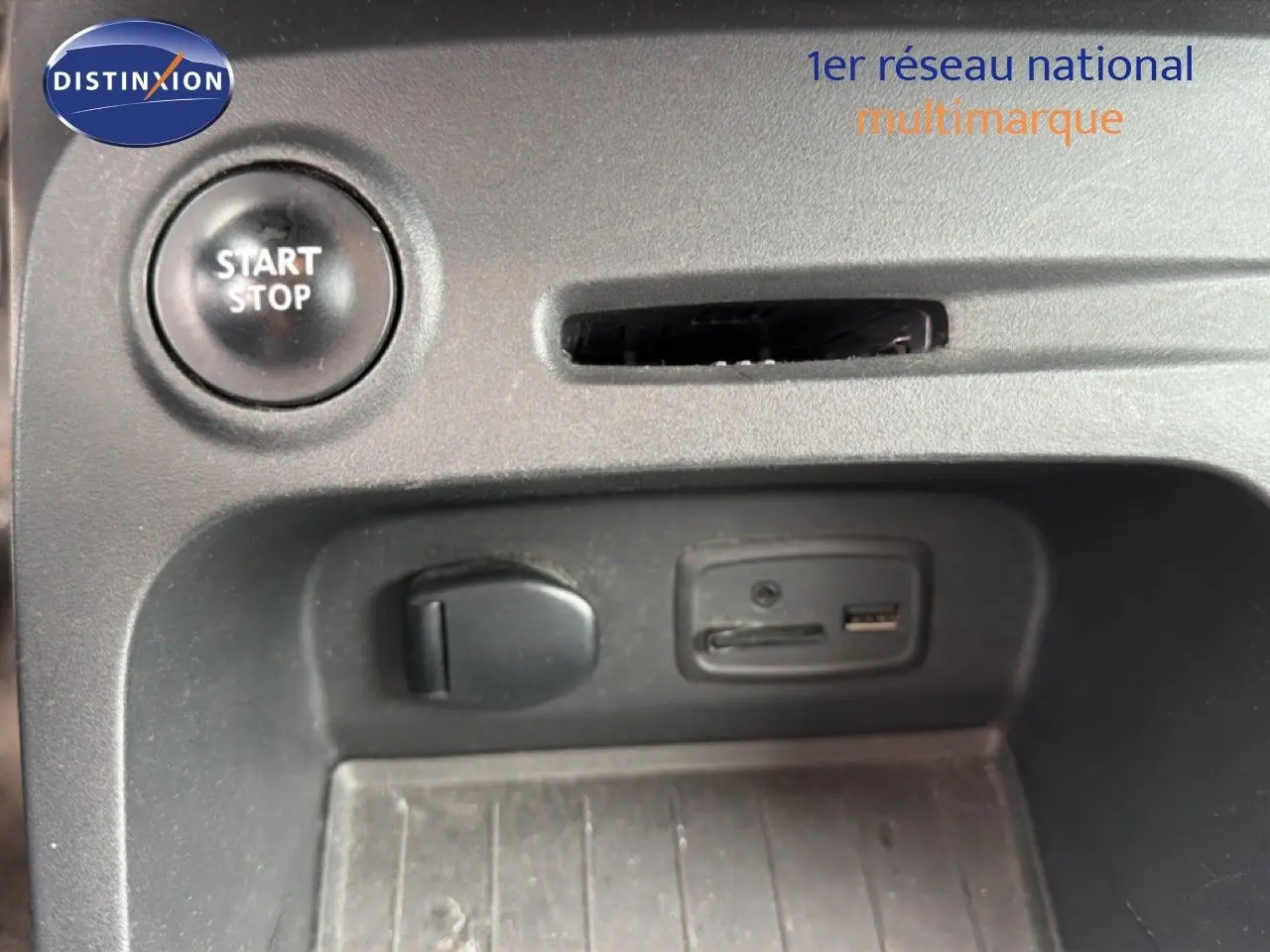 Gros plan sur la console centrale avec bouton Start/Stop et prises USB dans une Renault Captur gris cassiopée toit noir.