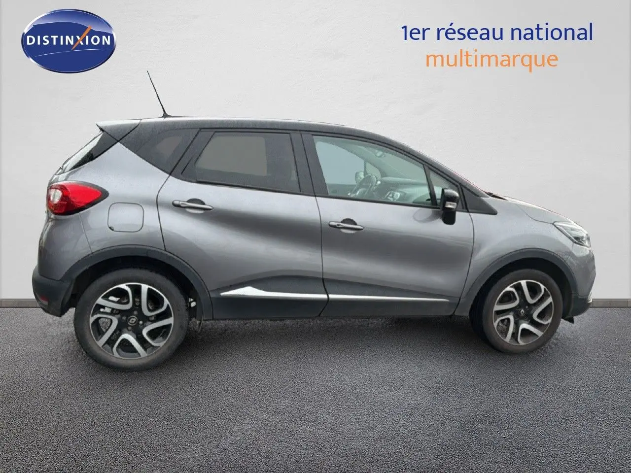 Renault Captur gris Cassiopée avec toit noir, vue de profil côté gauche, roues alliage 17 pouces bi-ton.