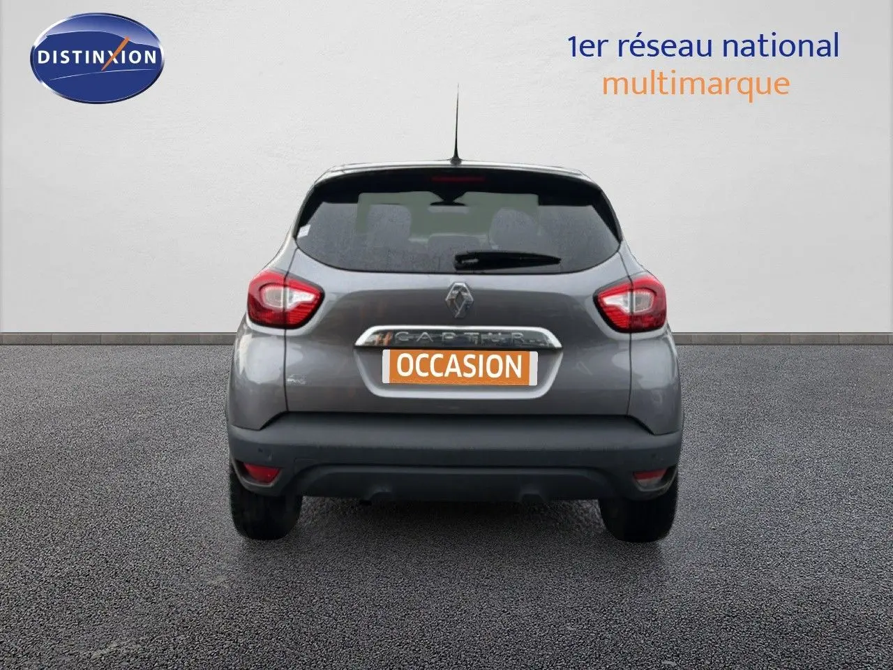Vue arrière d'une Renault Captur gris Cassiopée avec toit noir, immatriculée "OCCASION" sur fond neutre.
