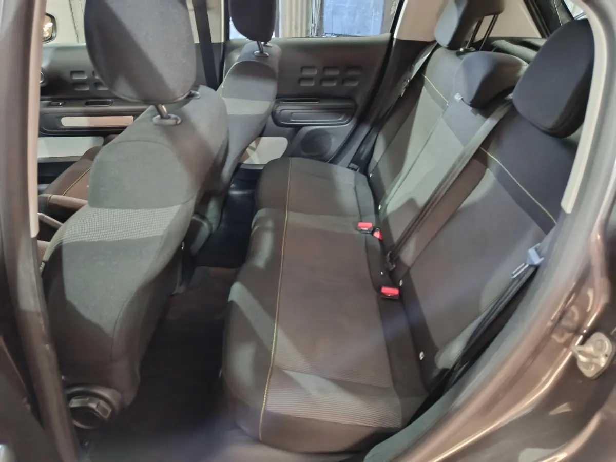 Vue intérieure côté droit sur la banquette arrière noire avec surpiqûres jaunes d’une Citroën C3 gris foncé 2024.