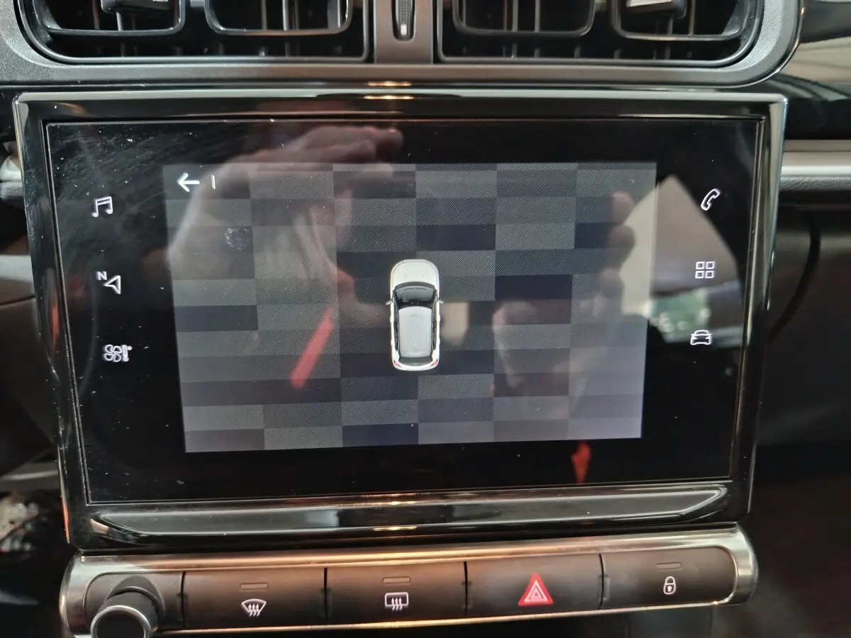 Écran tactile central affichant la vue aérienne d'une Citroën C3 gris foncé, intérieur avant du véhicule.