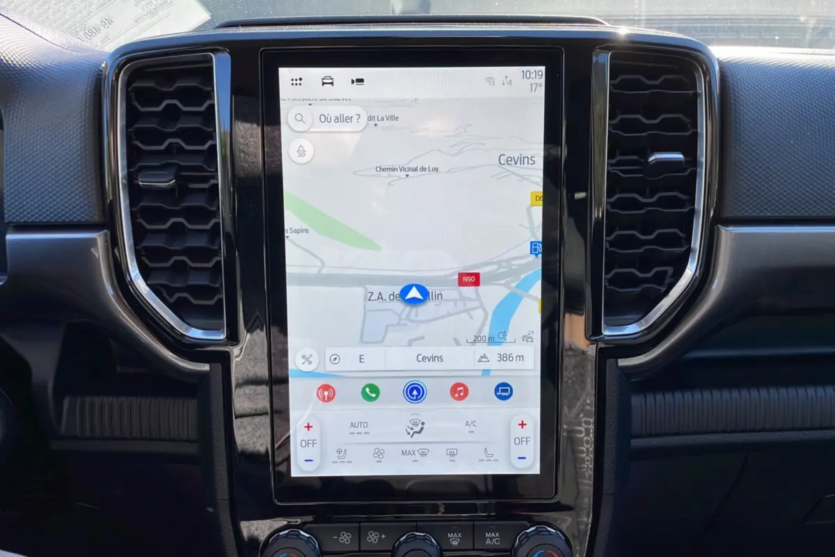 Écran tactile central 10 pouces du Ford Ranger gris iconic, affichant la navigation GPS avec commandes climatisation intégrées.