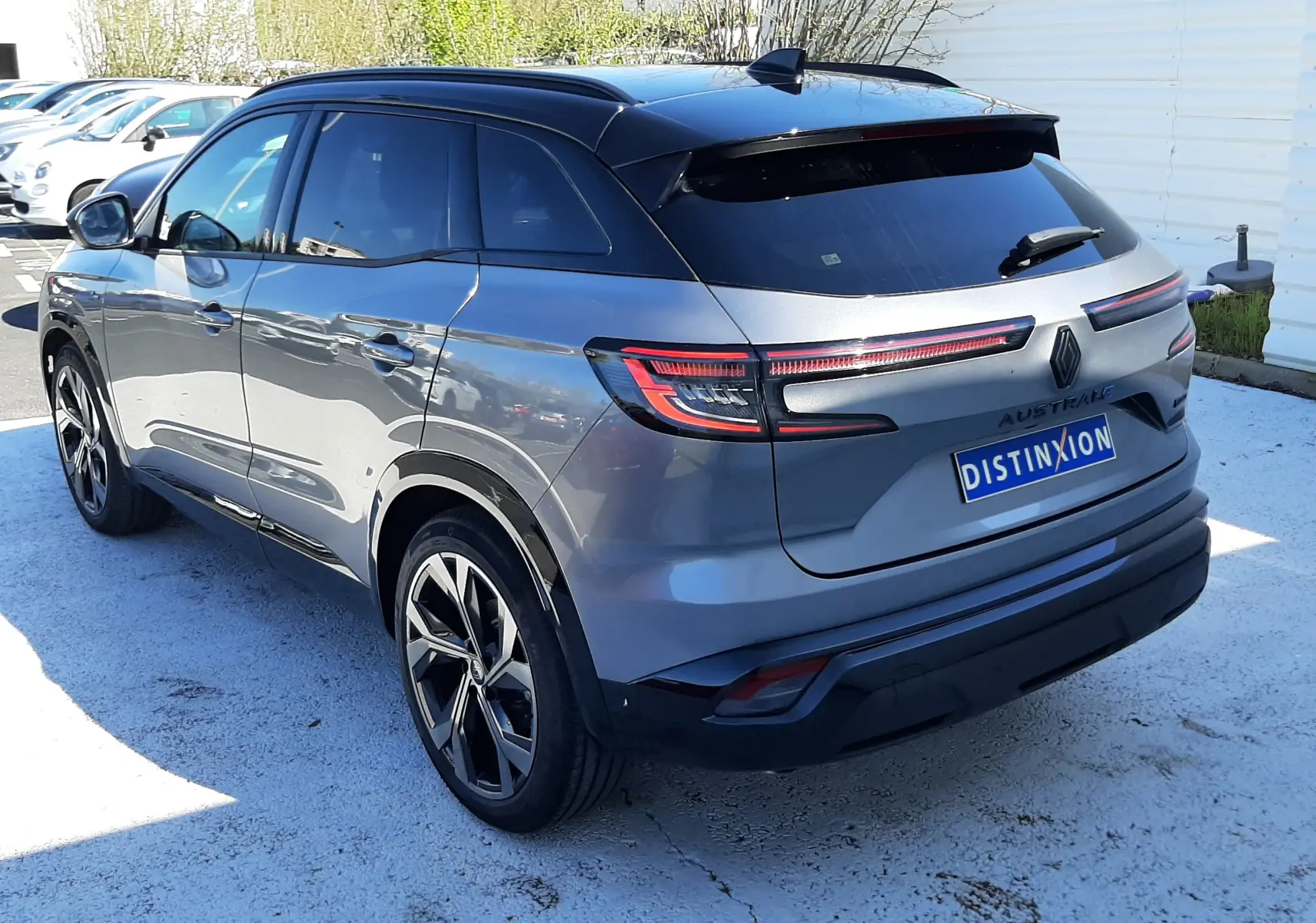 Vue 3/4 arrière droite du Renault Austral E-Tech gris schiste avec toit noir et feux arrière LED distinctifs.