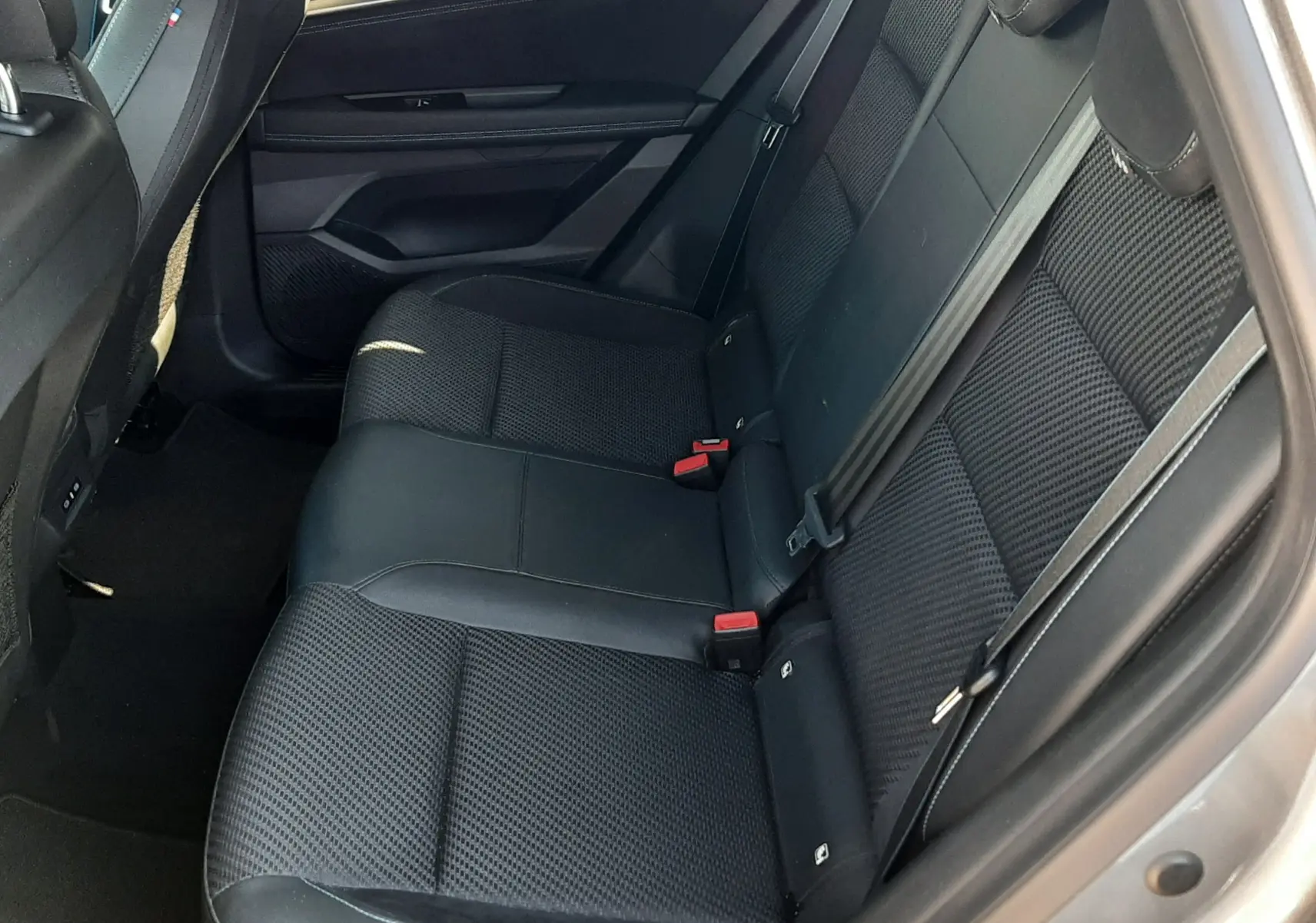 Vue intérieure côté droit des sièges arrière noirs en tissu et cuir du Renault Austral E-Tech Full Hybrid 2025.