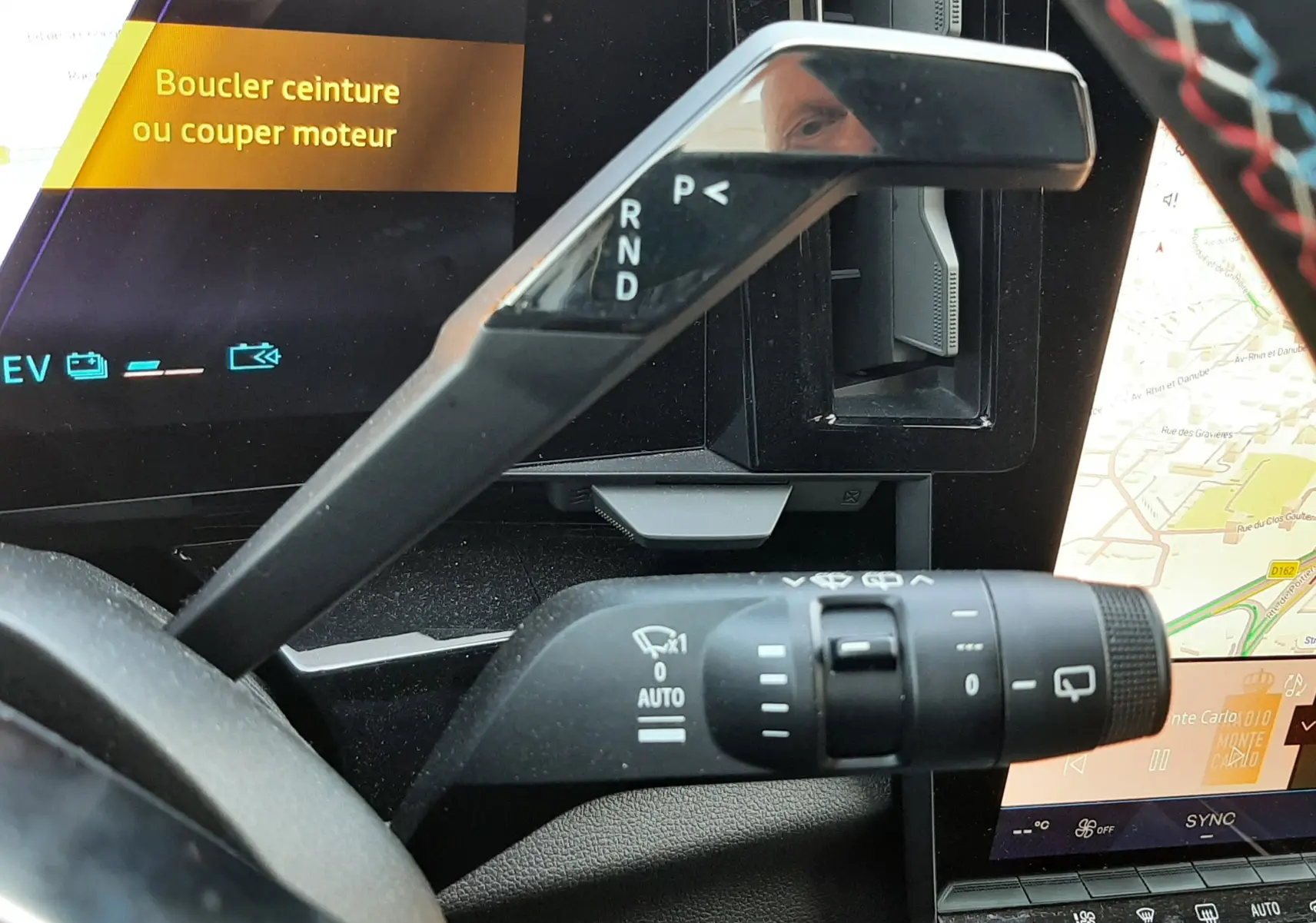 Gros plan sur la commande de boîte automatique et les commandes d’essuie-glace dans l’habitacle du Renault Austral gris schiste.