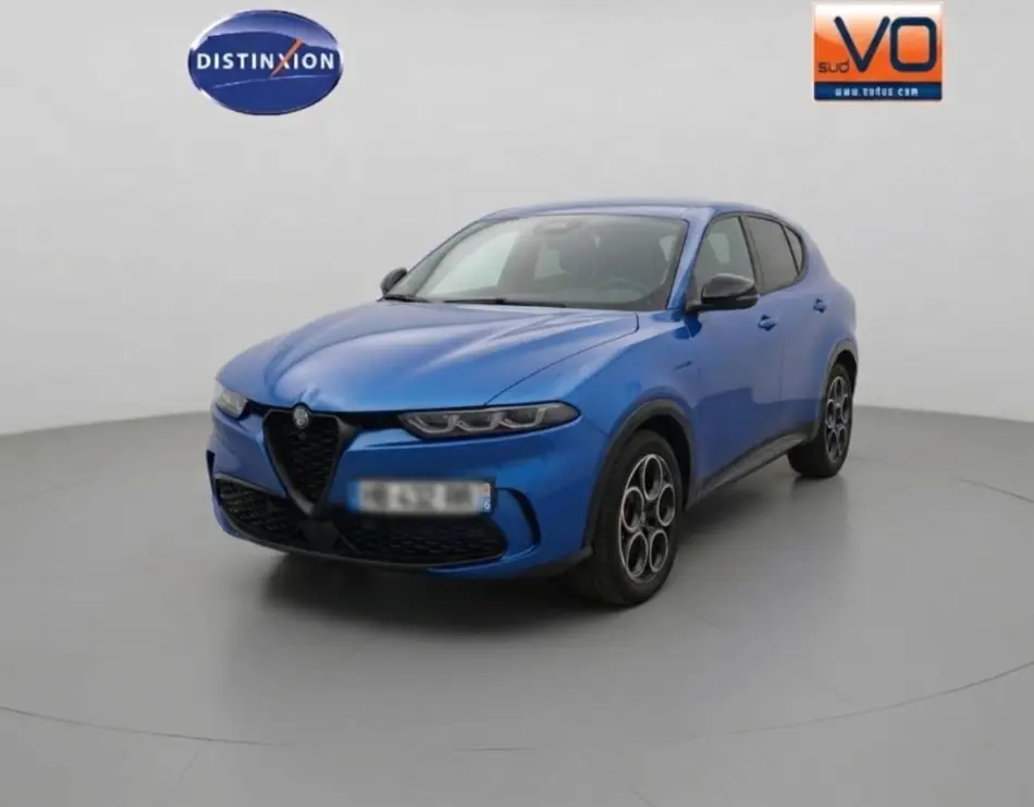 Vue 3/4 avant d'un Alfa Romeo Tonale bleu 2025 avec jantes alliage 18 pouces et calandre caractéristique en V.
