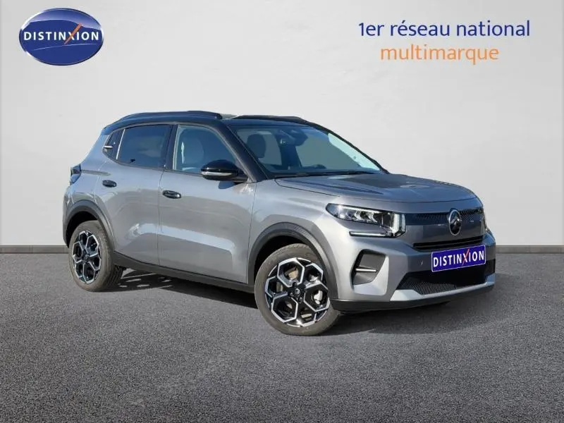 Citroën C3 2025 gris Mercury vue 3/4 avant droit avec jantes alu au design hexagonal et phares LED.