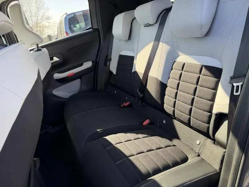 Vue intérieure côté droit des sièges arrière en tissu noir et clair de la Citroën C3 2025, version 1.2 Turbo 100ch MAX.