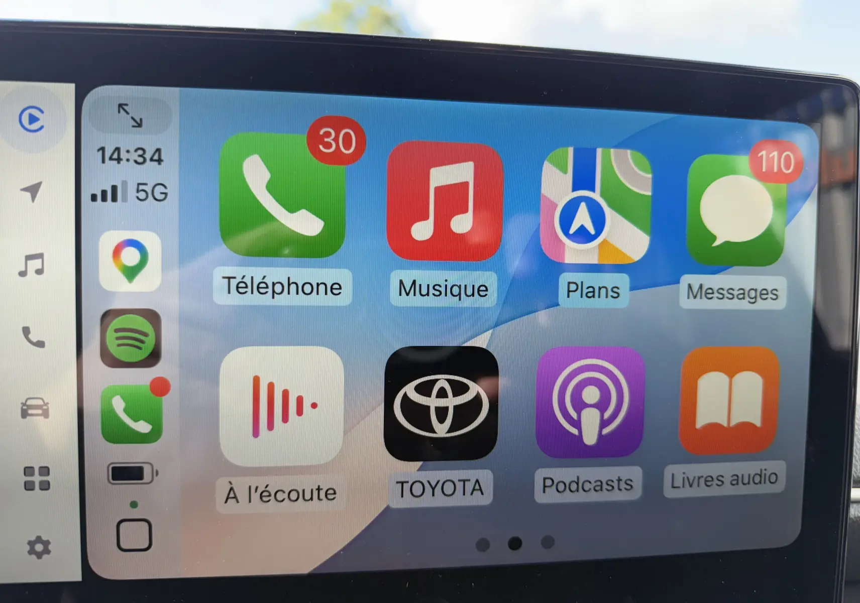 Écran tactile intérieur de la Toyota Yaris Cross 2026, affichant l’interface multimédia avec icônes colorées.