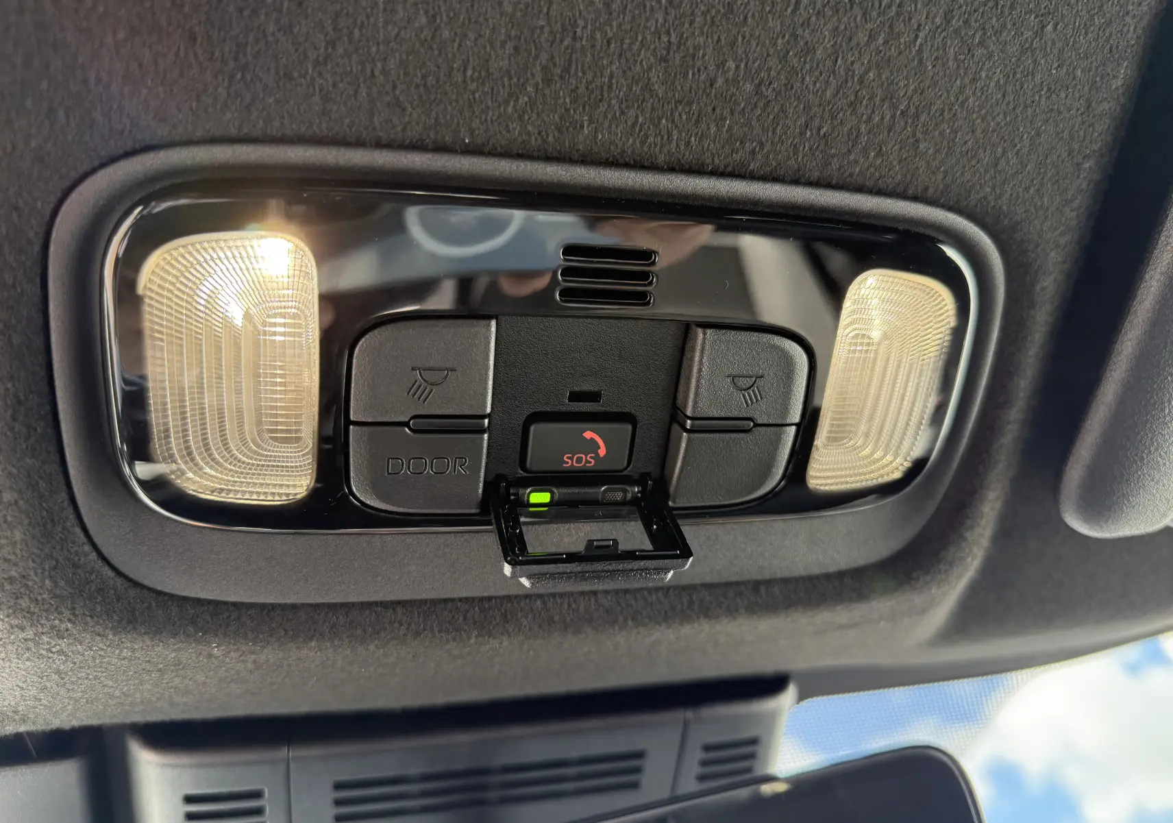 Plafonnier intérieur avec éclairages et bouton SOS ouvert, dans une Toyota Yaris Cross gris atlas métal 2026.