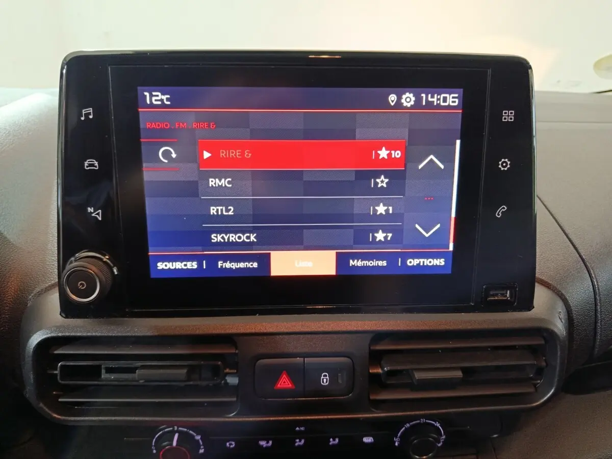 Écran tactile central affichant la radio dans l'habitacle du Citroën Berlingo blanc, vue de face.