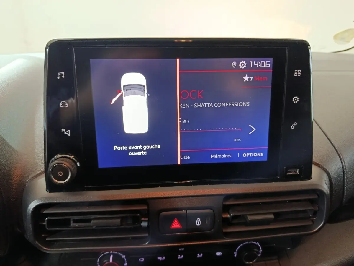 Écran tactile du tableau de bord du Citroën Berlingo 2021 affichant l'alerte porte avant gauche ouverte.