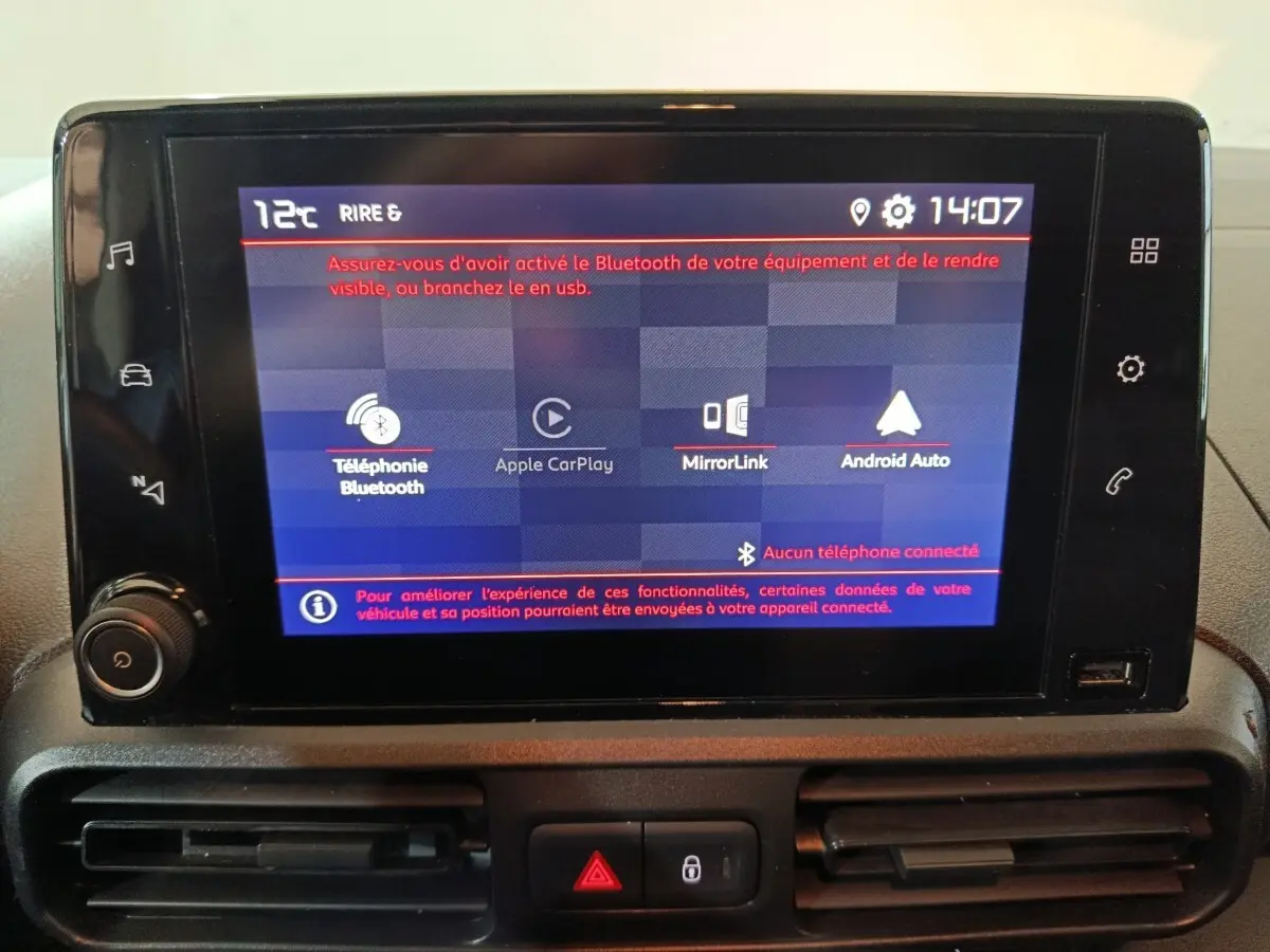 Écran tactile central du tableau de bord du Citroën Berlingo 2021 affichant options Bluetooth et connectivité.