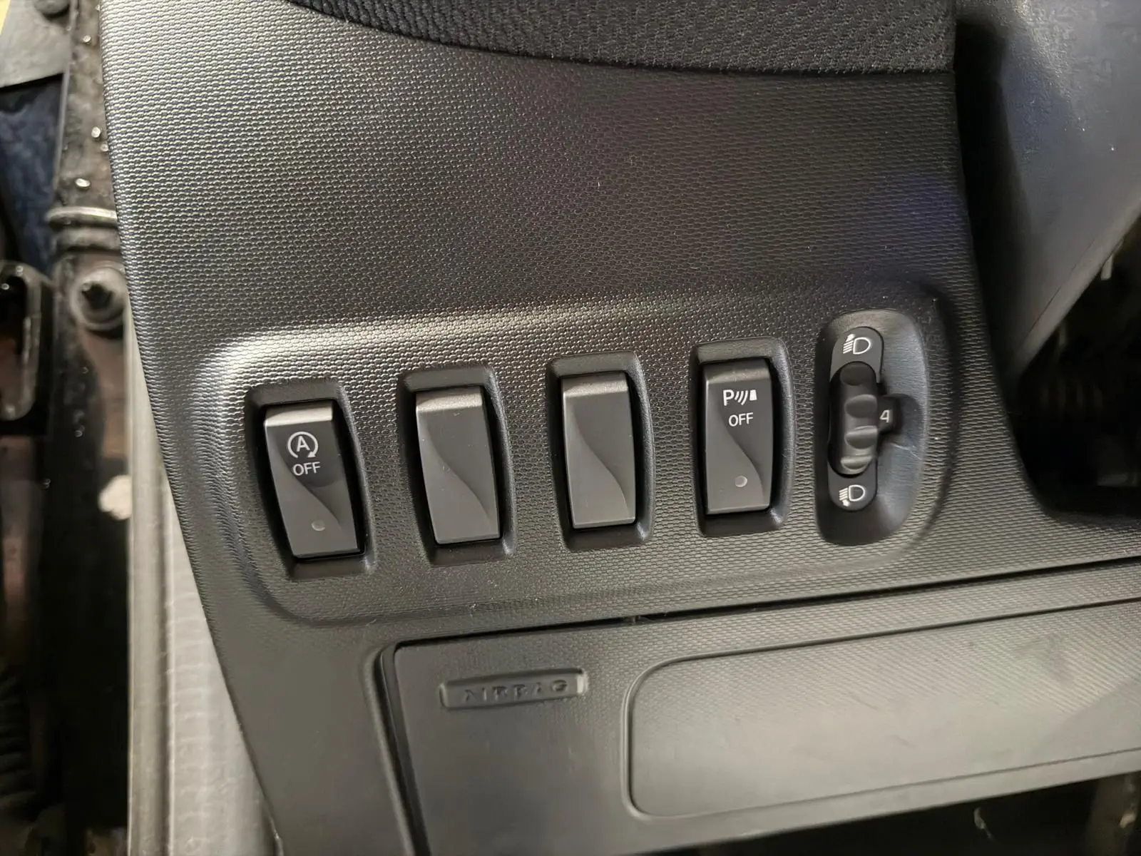 Gros plan sur les commandes noires du tableau de bord côté conducteur de la Smart Fortwo Cabrio 2019.