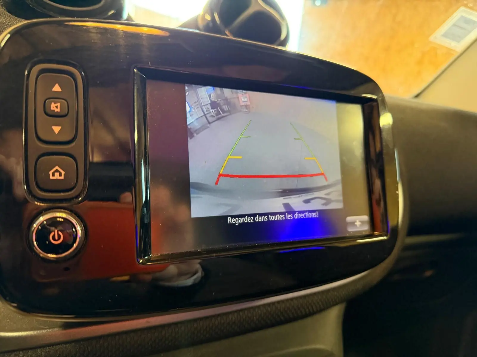 Vue rapprochée de l'écran tactile noir du Smart Fortwo Cabrio 2019 affichant la caméra de recul avec guidage coloré.