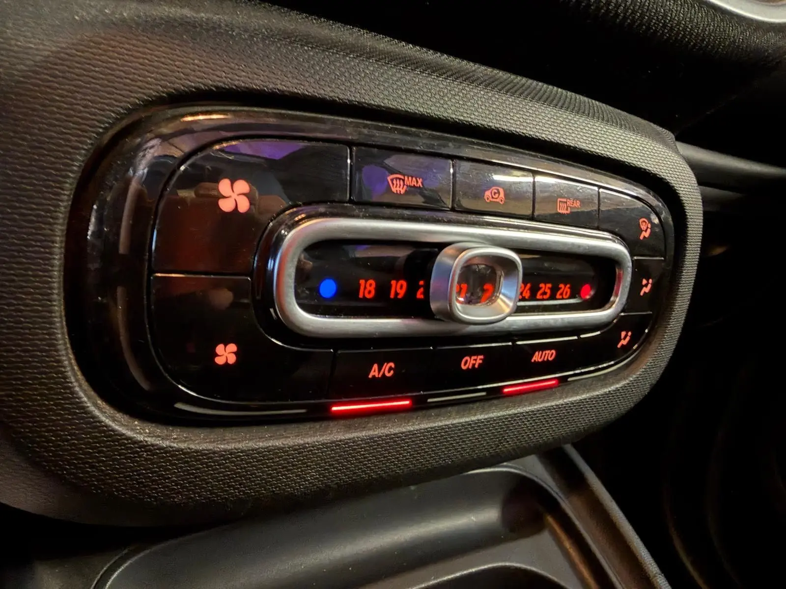 Panneau de commande de la climatisation automatique de la Smart Fortwo Cabrio 2019, éclairage rouge et noir.