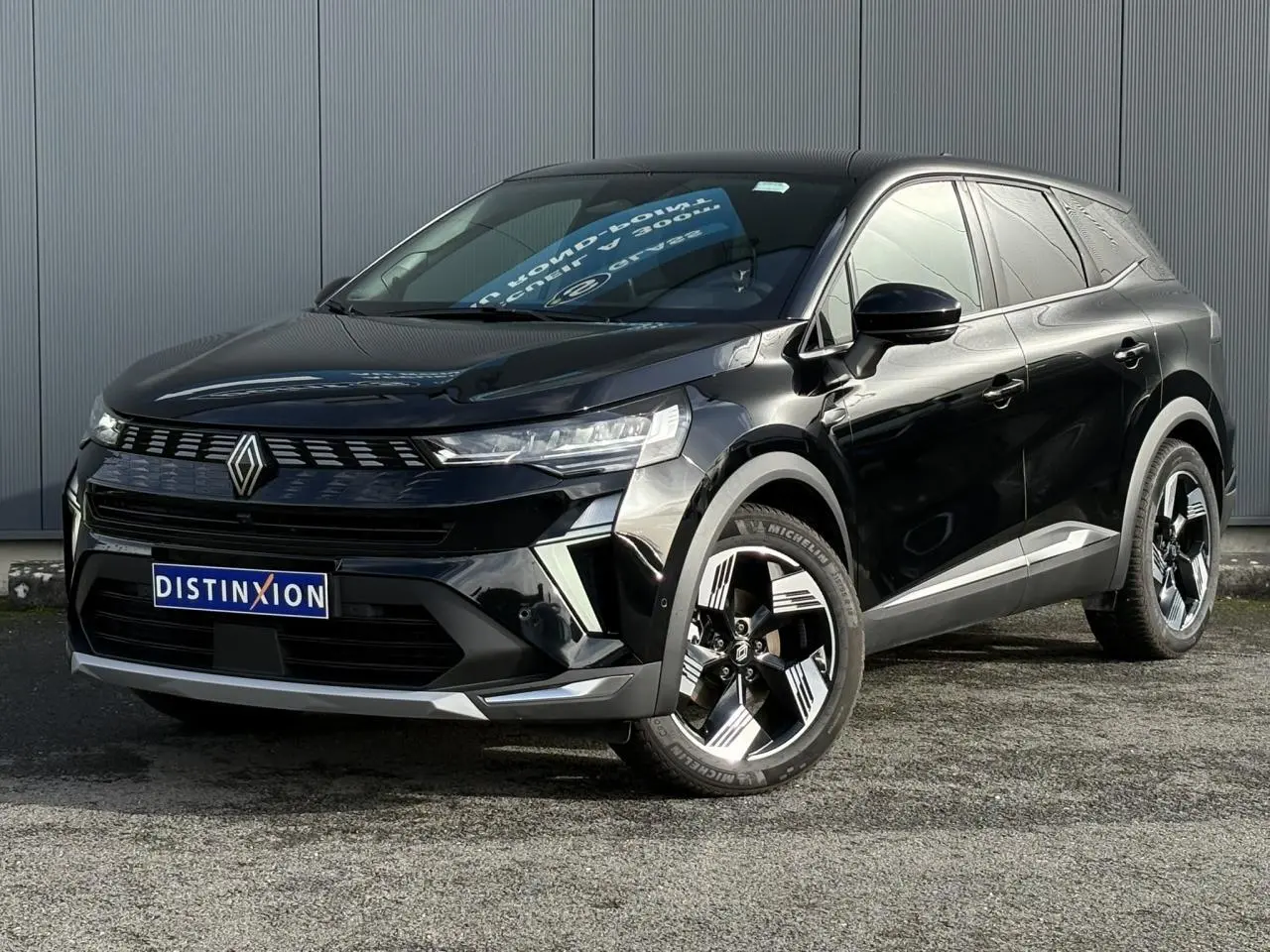 Renault Symbioz noir étoilé en 3/4 avant droit, avec jantes 18 pouces et calandre moderne distinctive.