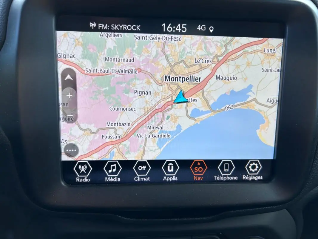 Écran tactile du système de navigation du Jeep Renegade 2023, affichant une carte centrée sur Montpellier.