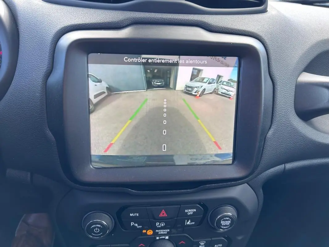 Écran tactile central montrant la caméra de recul d’un Jeep Renegade 2023, intérieur noir, vue de face.