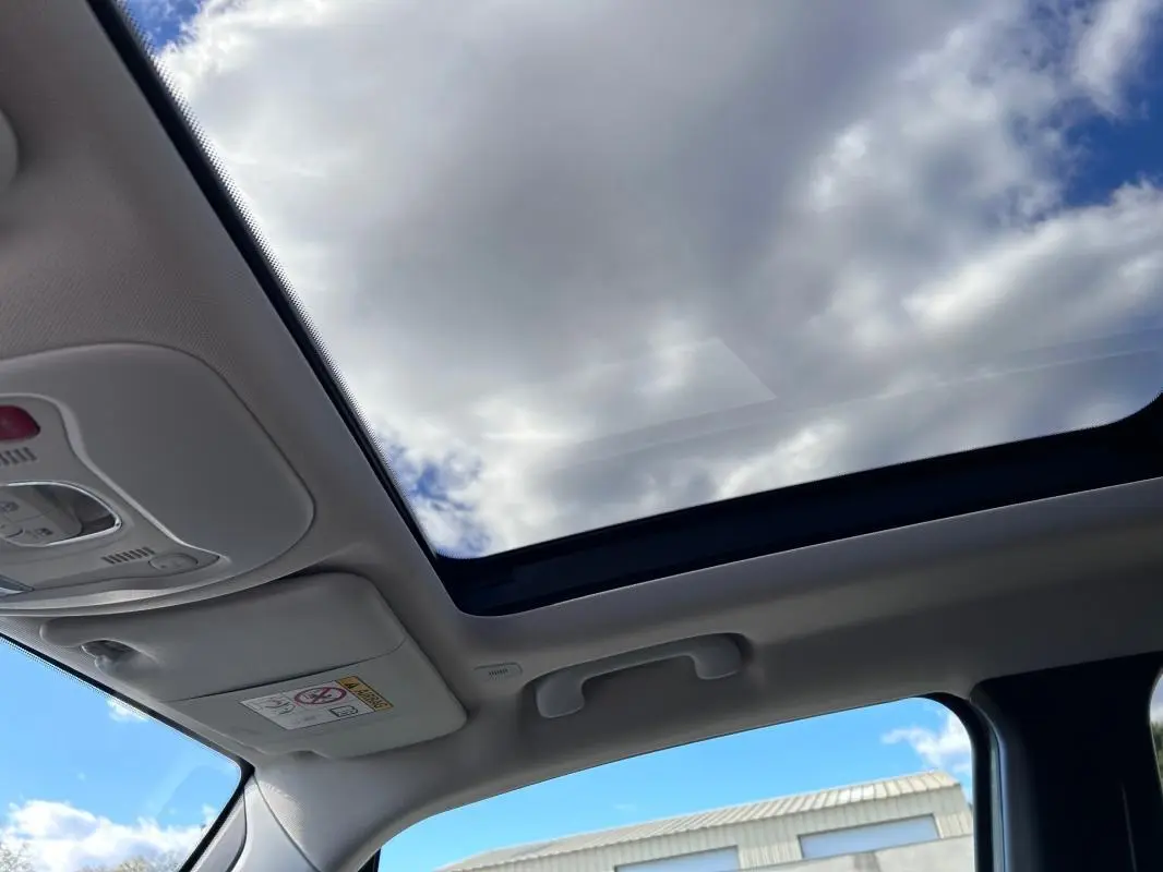 Toit ouvrant panoramique ouvert montrant le ciel, intérieur clair du Jeep Renegade 2023.