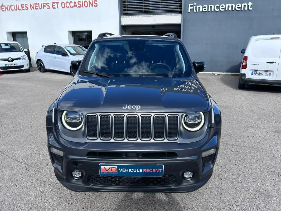 Vue de face d’un Jeep Renegade bleu foncé 2023 avec phares LED circulaires allumés et calandre distinctive.
