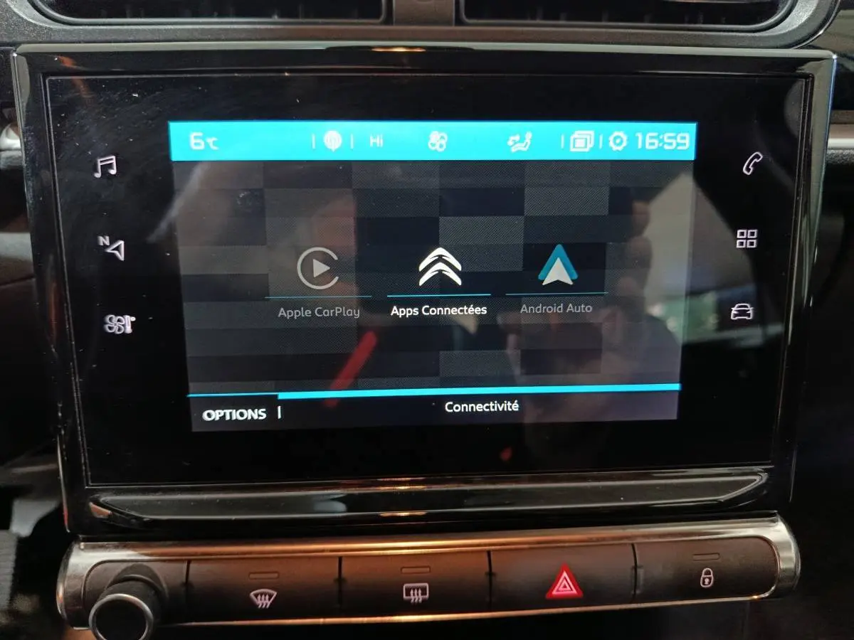 Écran tactile central de la Citroën C3 2024 gris foncé affichant les options Apple CarPlay et Android Auto.