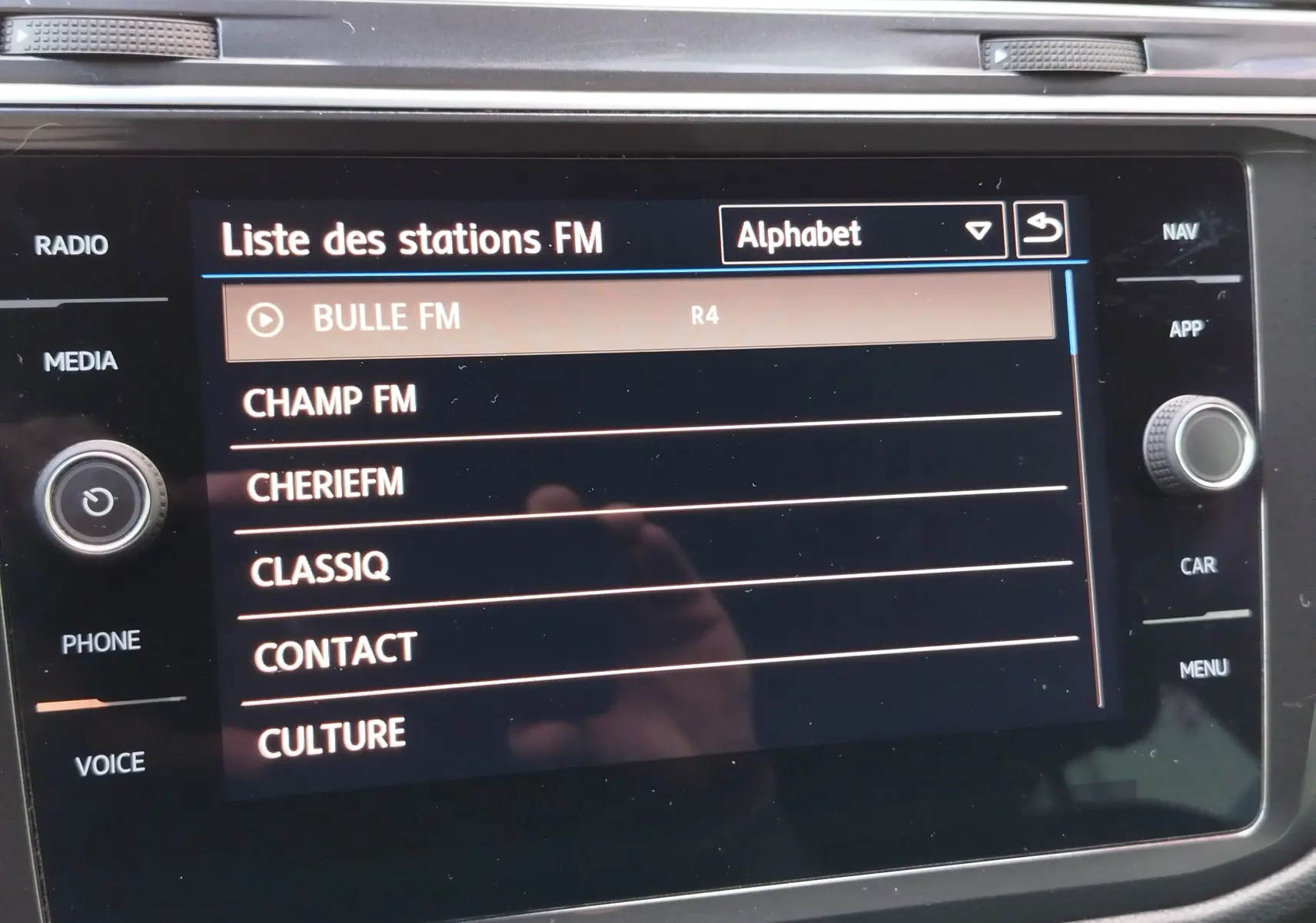 Écran tactile central du Volkswagen Tiguan 2019 affichant la liste des stations FM avec sélection sur Bulle FM.