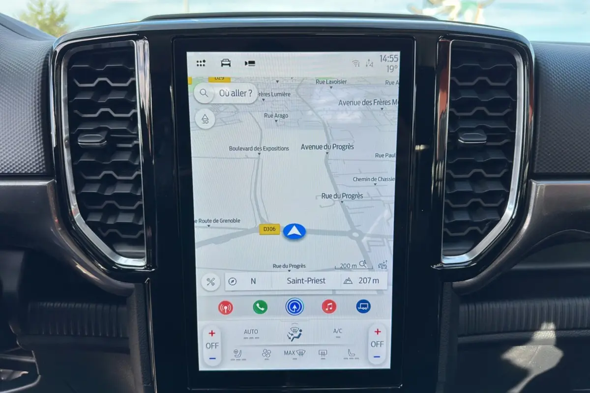 Écran tactile central du Ford Ranger gris carbone 2025 affichant la navigation GPS avec commandes climatisation intégrées.