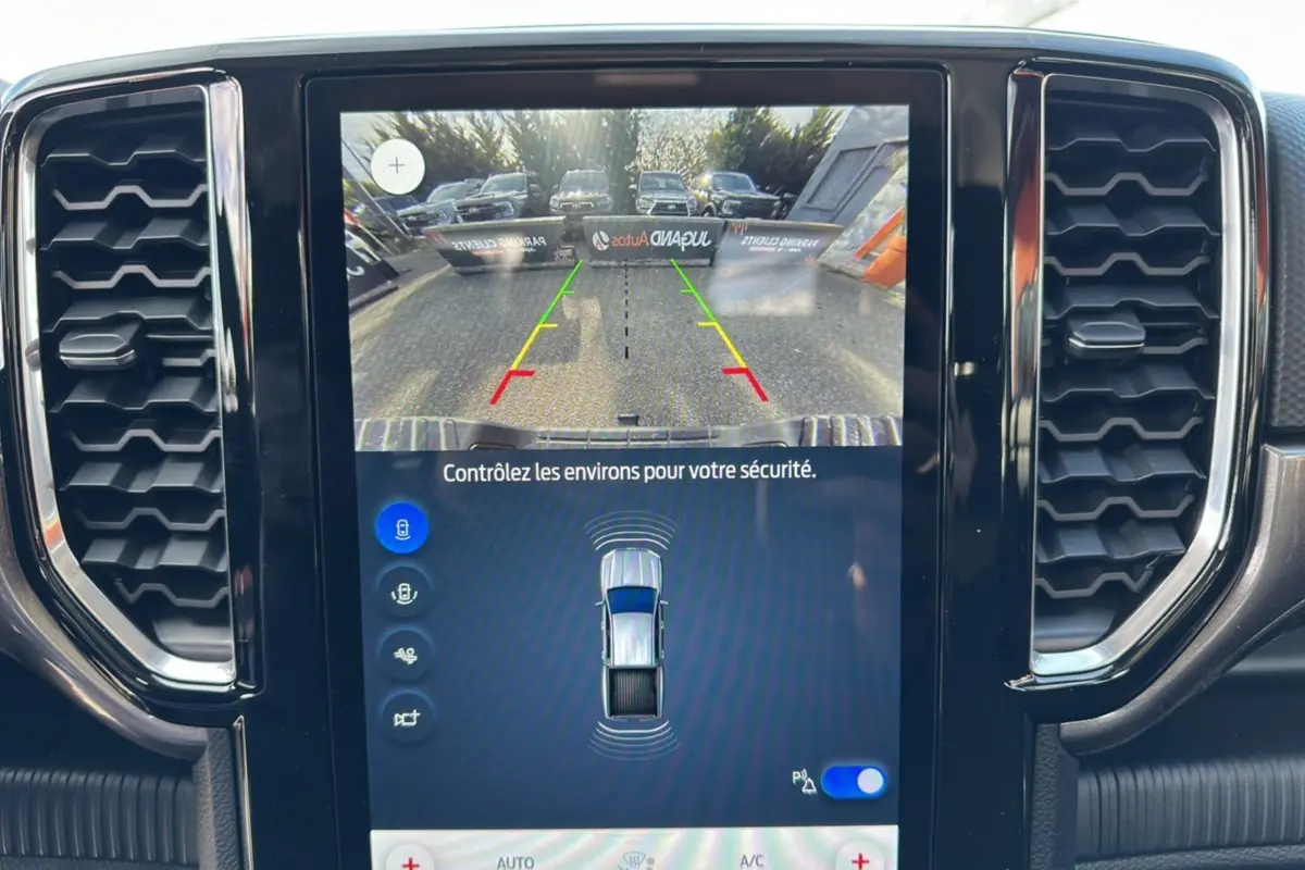 Écran central du Ford Ranger 2025 montrant la caméra de recul avec guidage coloré et vue arrière du véhicule.