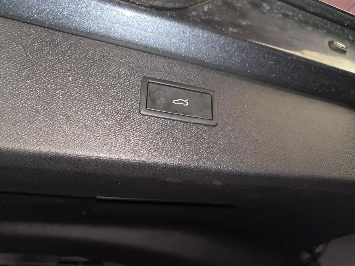 Bouton d'ouverture électrique du hayon sur la partie intérieure du coffre du CUPRA Formentor gris 2025.