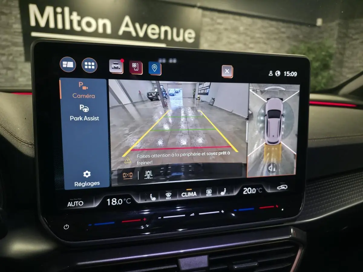 Écran tactile intérieur du CUPRA Formentor 2025 montrant l'assistance au stationnement avec vue caméra 360° et réglages climatisation.