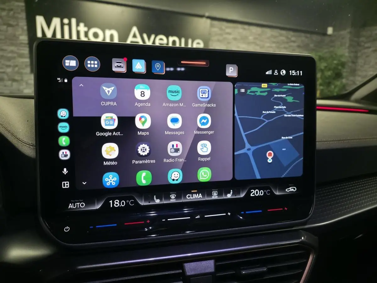 Écran tactile HD 12,9'' du système d'info-divertissement CUPRA Formentor 2025 avec navigation et applications connectées.