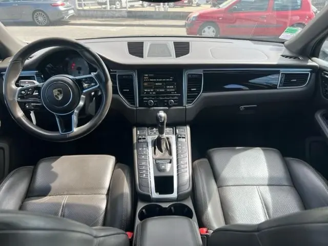 Intérieur du Porsche Macan 2015 diesel, vue frontale du tableau de bord et des sièges en cuir gris.