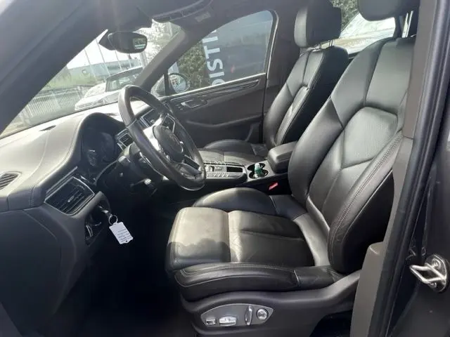Intérieur du Porsche Macan 2015 diesel vu côté conducteur, sièges cuir noirs et tableau de bord moderne.