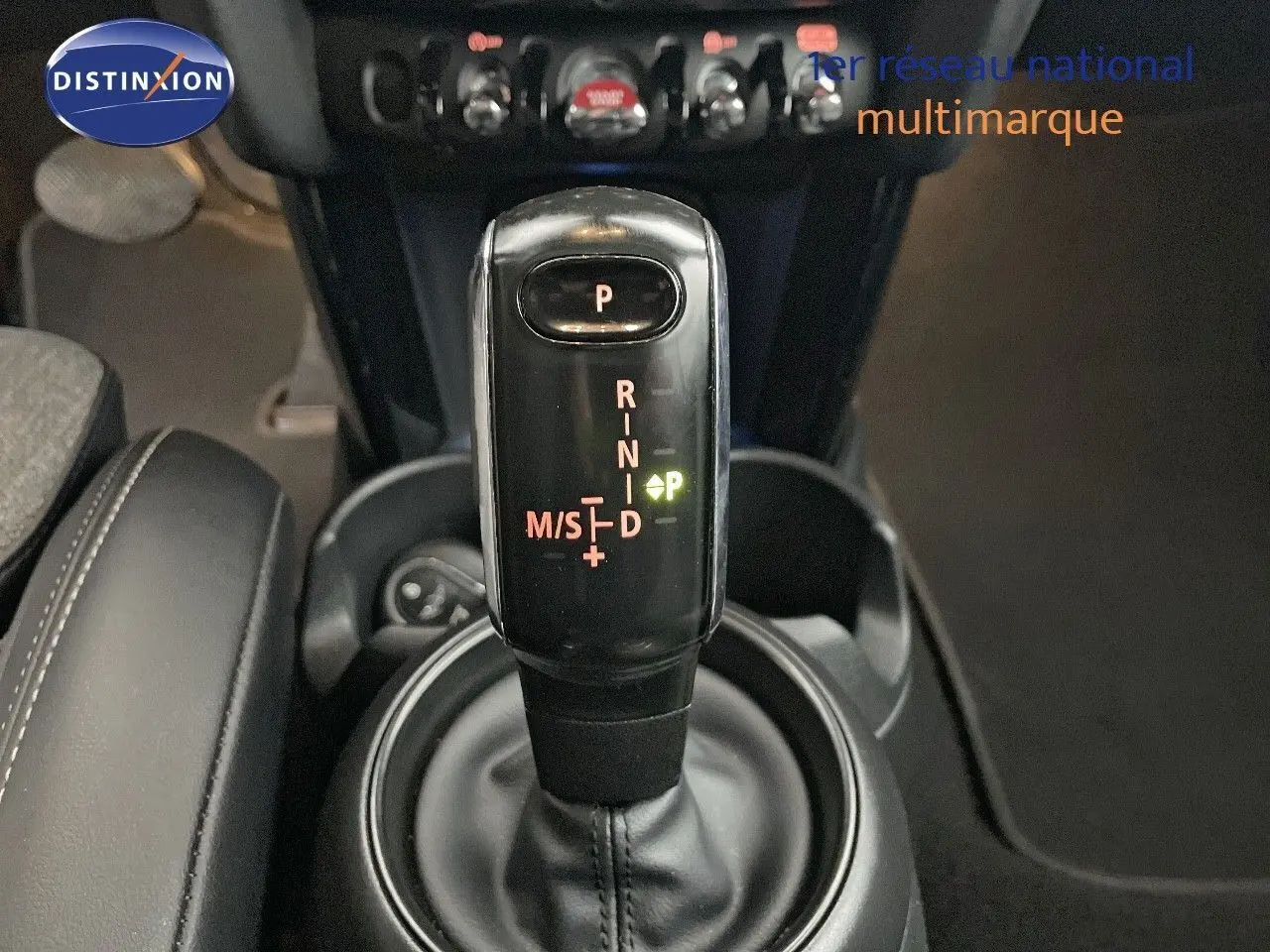 Le levier de vitesses automatique noir de la MINI Cabriolet F57 2023, vue rapprochée de la console centrale.