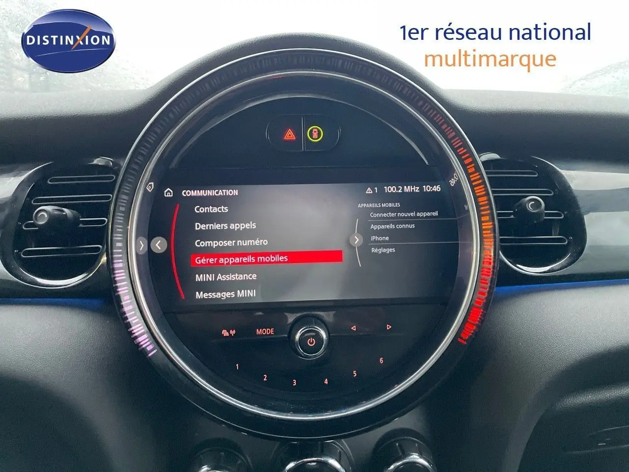 Tableau de bord de MINI Cabriolet F57 2023 avec écran central rond affichant menu communication, ambiance intérieure noire.