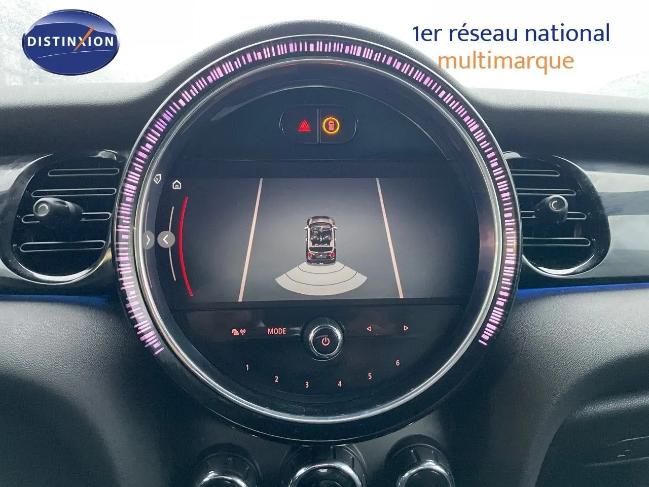 Tableau de bord de MINI Cabriolet Melting Silver, affichage central rond avec caméra de recul active.