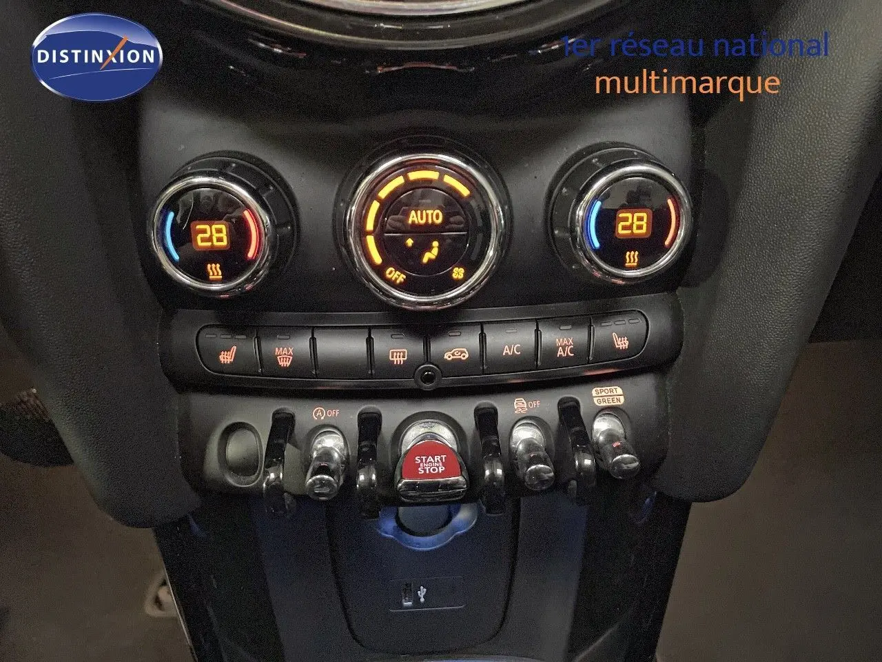 Vue rapprochée de la console centrale du MINI Cabriolet 2023 avec commandes de climatisation et bouton start/stop rouge.
