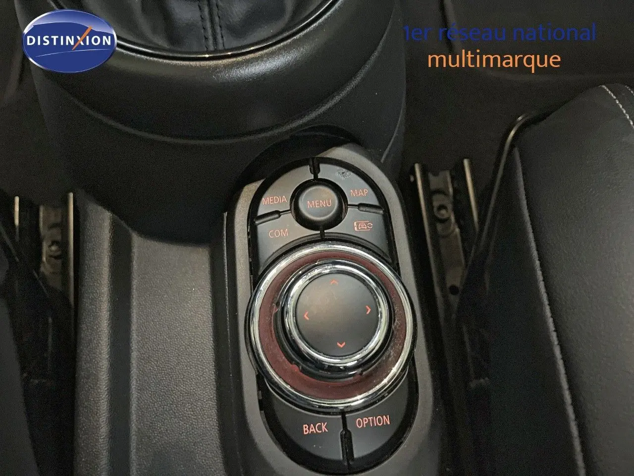 Vue rapprochée du sélecteur central de la MINI Cabriolet F57 2023 en cuir noir, sans visibilité extérieure.