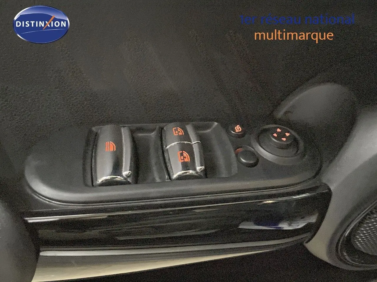 Gros plan sur les commandes de lève-vitres et rétroviseurs côté gauche d'une MINI Cabriolet Melting Silver 2023.