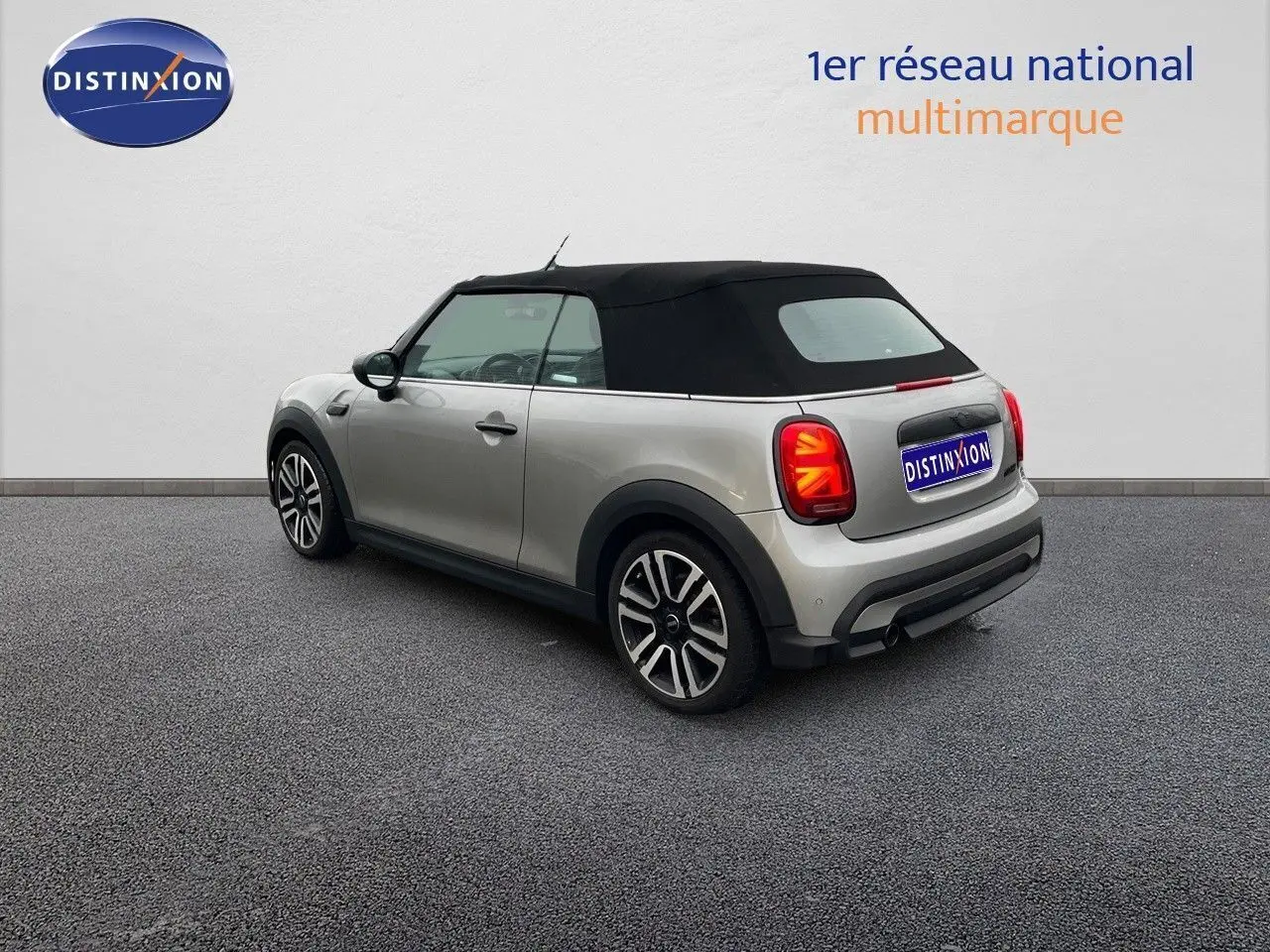 MINI Cabriolet F57 2023 en Melting Silver Metal, vue 3/4 arrière côté gauche avec capote noire fermée.